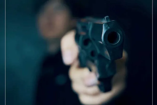 Amenazan a persona con arma y lo golpean con un bate