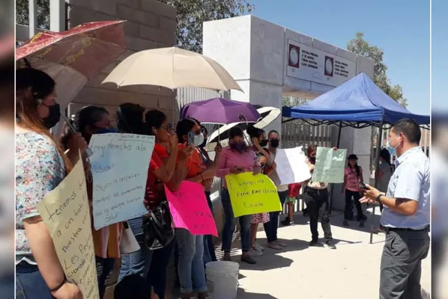 Cansados de promesas, se manifiestan en escuela primaria