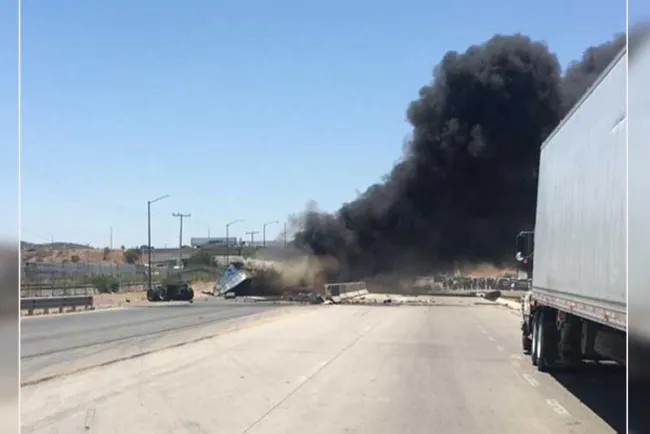 Choca tráiler contra muro; arde en llamas