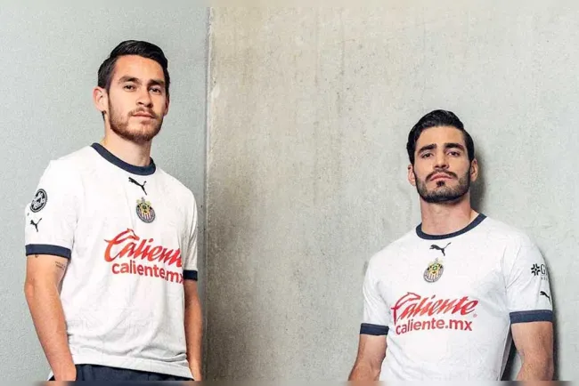 Presenta Chivas uniforme de visita inspirado en la Catedral