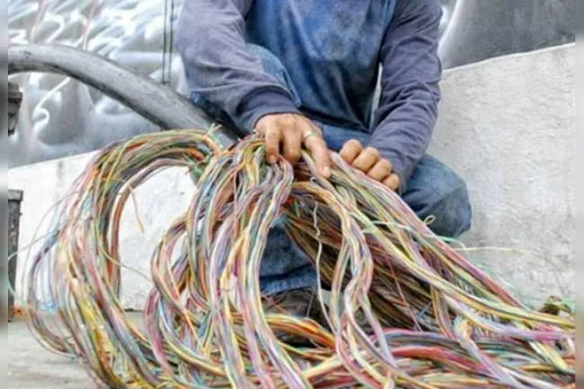 Se llevan cableado eléctrico; dejan sin luz a escuela