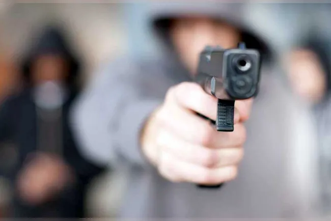 Roban farmacia a punta de pistola