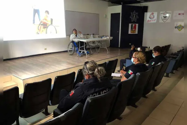 Enseñan mejor trato a policías hacía personas vulnerables
