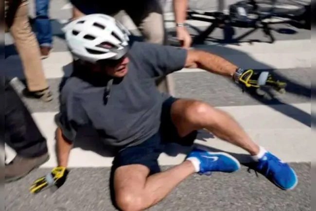 Sufre Joe Biden caída de su bicicleta tras paseo en la playa