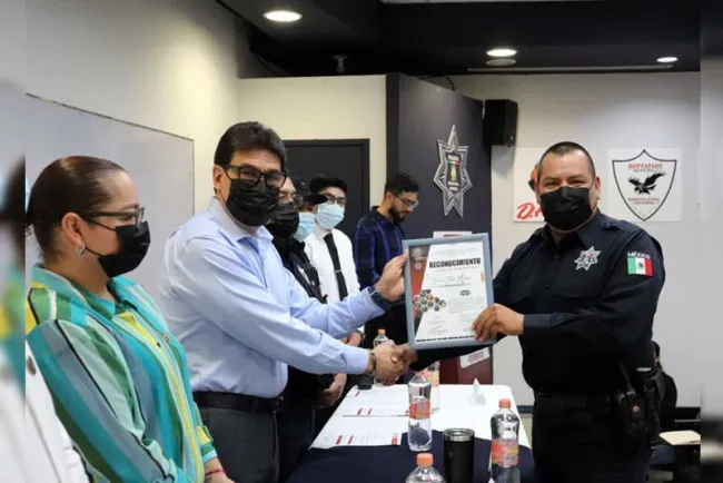 Reconocen a Policía del Mes de Mayo