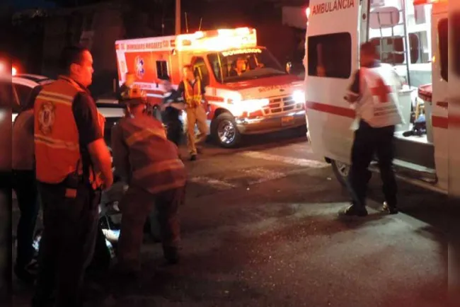 Resulta mujer gravemente lesionada en accidente de moto