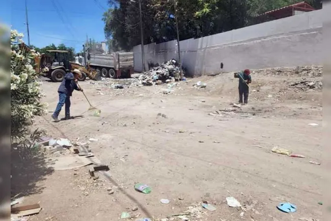 Retiran contenedor y tiran basura dentro de panteón