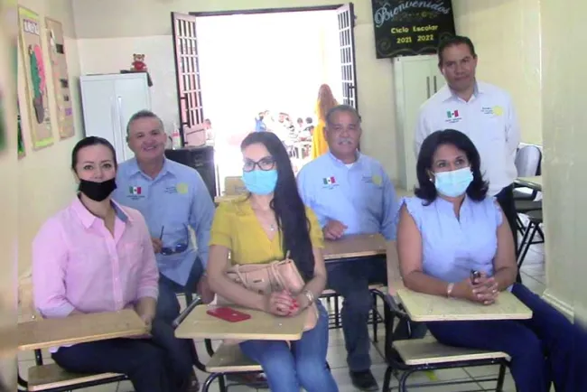 Entregan Rotarios mesabancos a escuela primaria 