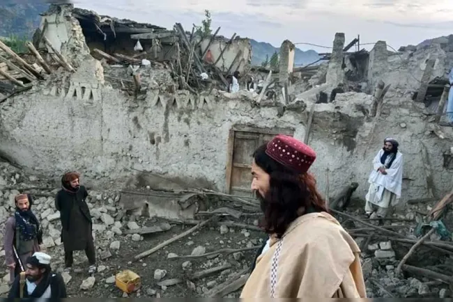 Terremoto en Afganistán deja casi un millar de muertos