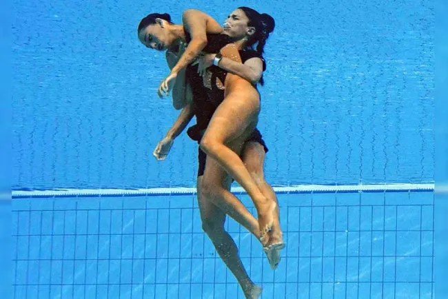Salva entrenadora a nadadora que se desmayó en la piscina