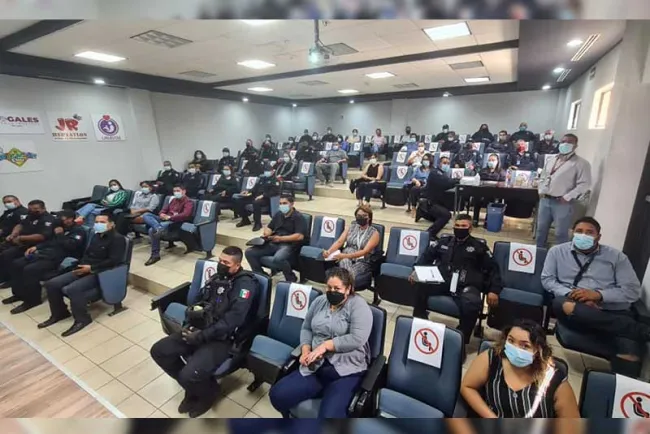 Reciben policías taller sobre ser un buen líder
