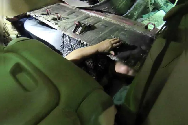Detienen a migrante escondido en compartimiento de vehículo