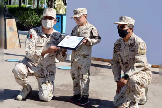 Distinguen como soldado honorario a niño Down