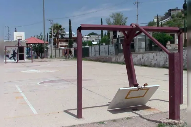 Denuncian daños en cancha de basquetbol en la San Carlos