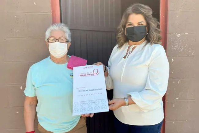 Entrega Inmobiliaria Municipal escrituras a familia de la Bella Vista