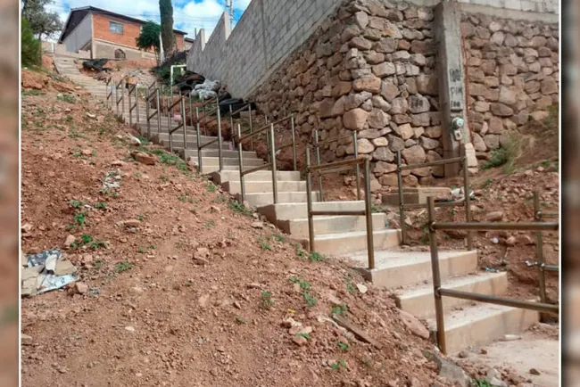 Avanza construcción de escalinatas en la Colosio