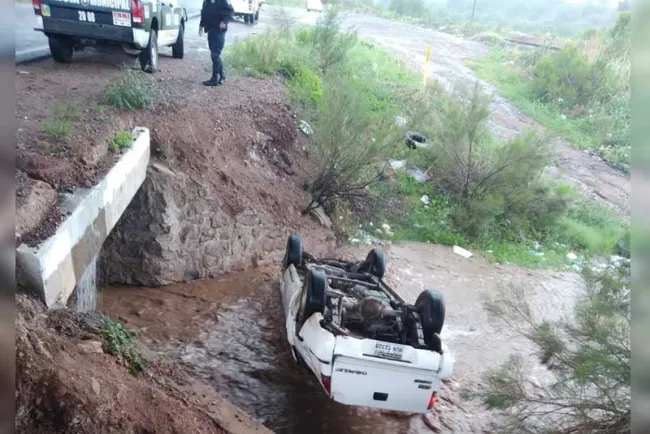 Pierde control de vehículo y vuelcan; llevaba a su bebé, no hubo lesionados