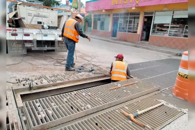 Dan mantenimiento al sistema de drenaje pluvial