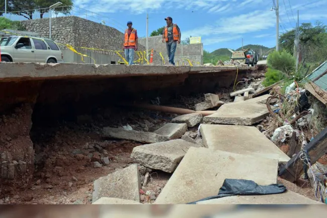 Alertan por socavón en la avenida Tecnológico