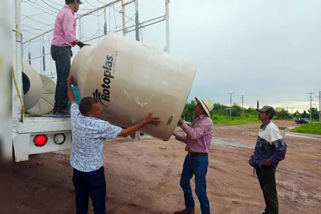 Entregan tinacos a familias nogalenses