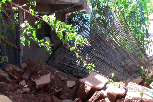 Reporta daños a vivienda por derrumbe de pared