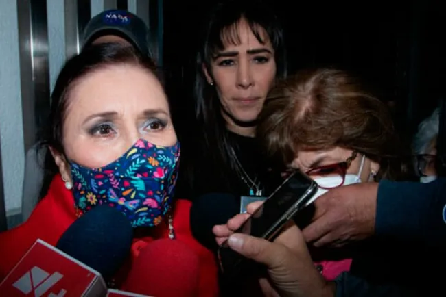 El que nada debe nada teme: Rosario Robles entrega pasaporte a la FGR