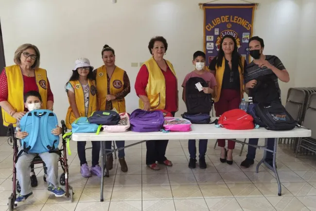 Entregan damas Leonas mochilas y útiles a niños