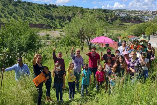 David Chavoya se suma a huerto escolar en primaria en Nogales