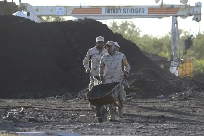 Buscan estrategia para rescate de mineros