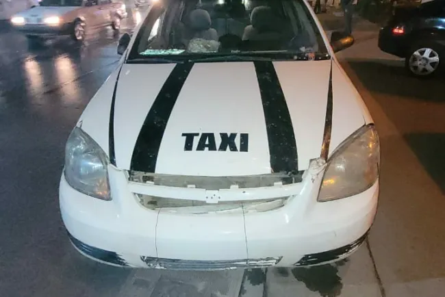 Causa daños en dos carros