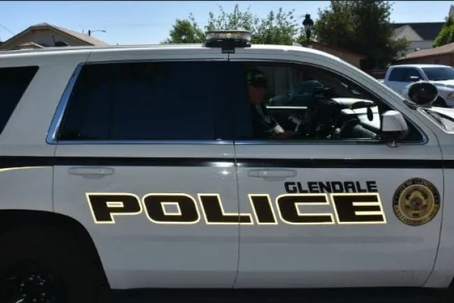 Hallan a niño cubierto de eses de animales en Phoenix