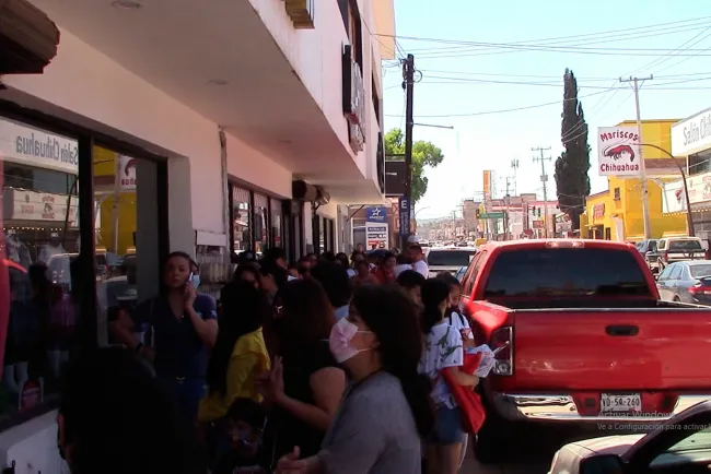 Largas filas para los uniformes