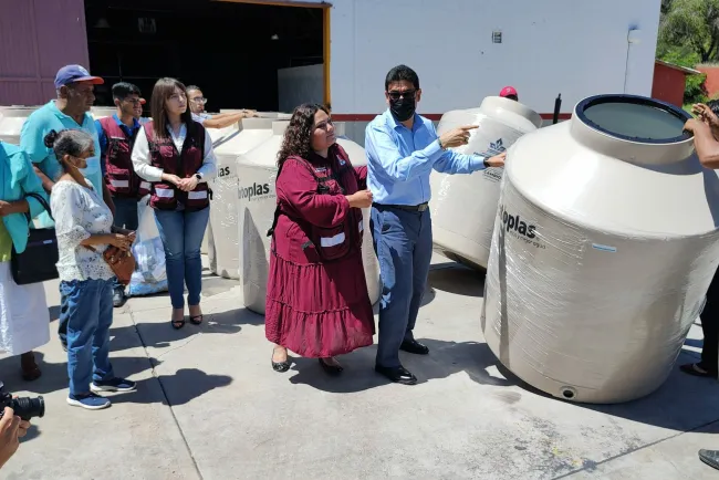 Entregan 51 tinacos a familias vulnerables