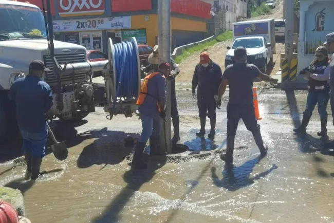 Atienden fugas de drenaje en la 5 de Febrero