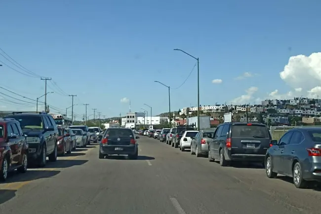 Denuncian vecinos embotellamiento