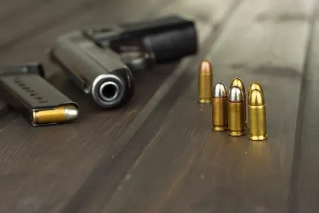 Lleva niño de 7 años dos pistolas a escuela en Arizona
