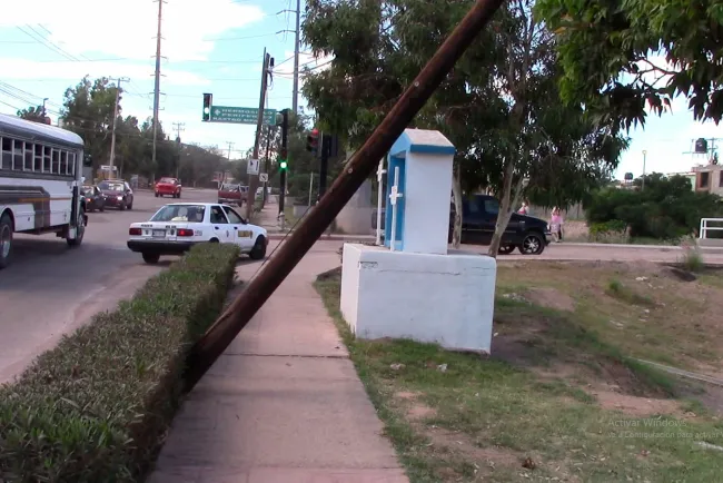 Reportan poste dañado