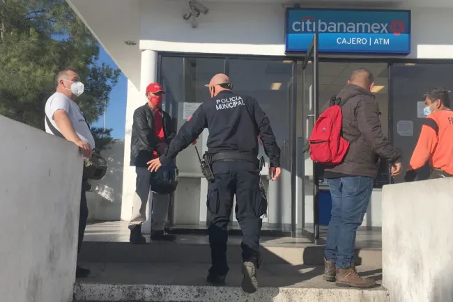Casero los amenaza de muerte