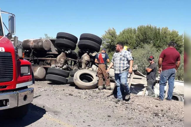 Por exceso de velocidad volca camión de volteo