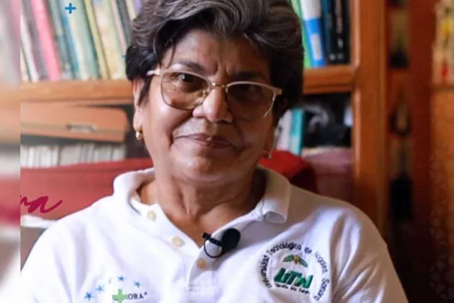 Culmina Maricela la secundaria a sus 66 años