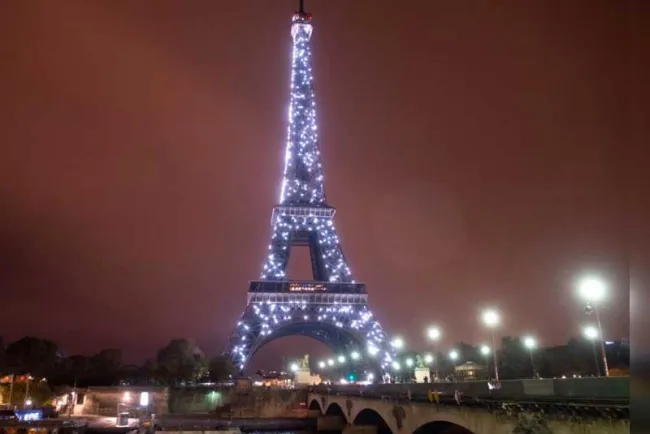 París apaga iluminación de Torre Eiffel y otros monumentos ante crisis energética