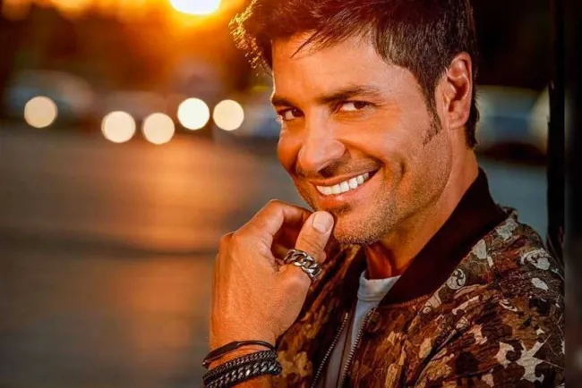 Reaparece Chayanne con rostro diferente; fans reaccionan
