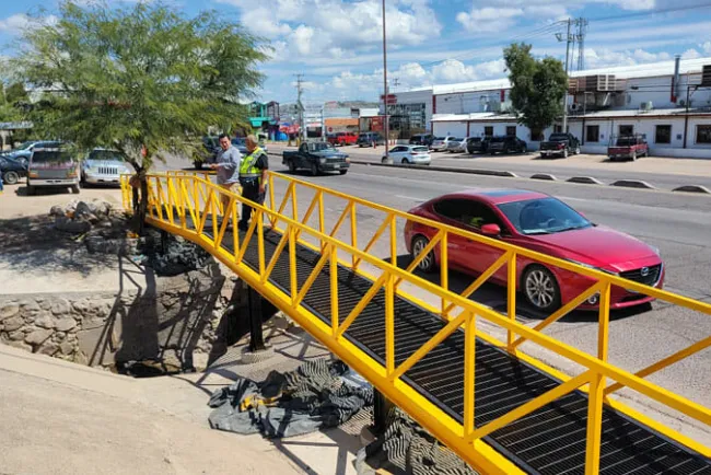 Construyen puente peatonal con recursos del Fopin