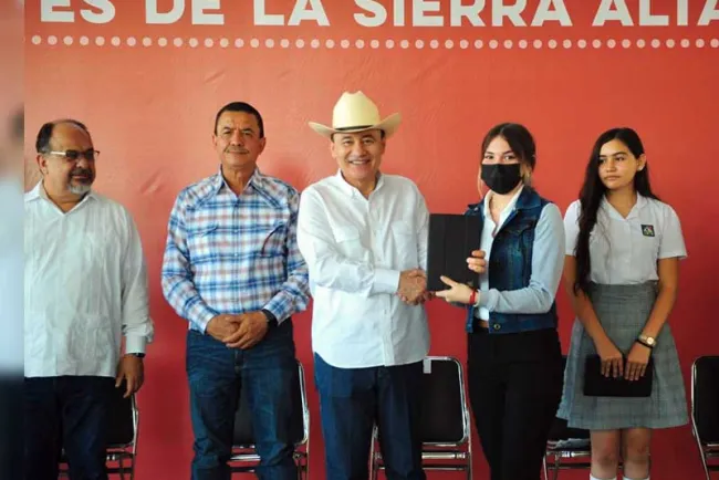 Entrega Alfonso Durazo tablets a estudiantes de la sierra alta