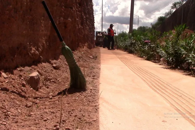Retiran montículos de tierra en banqueta