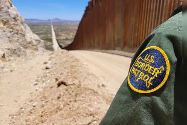 Podrá migrante recibir hasta 20 años de cárcel por golpear a agente con mochila