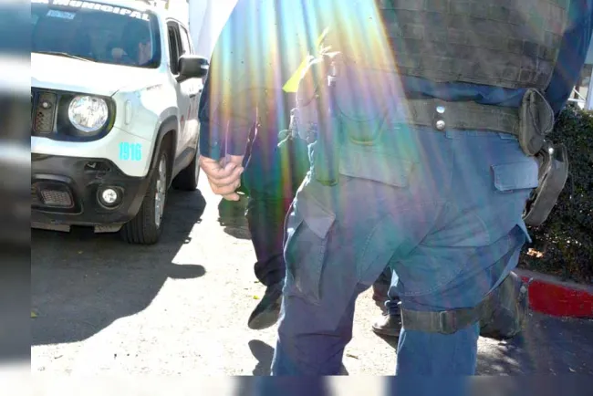 Asalta pareja a mujer taxista; la amagan con arma de fuego
