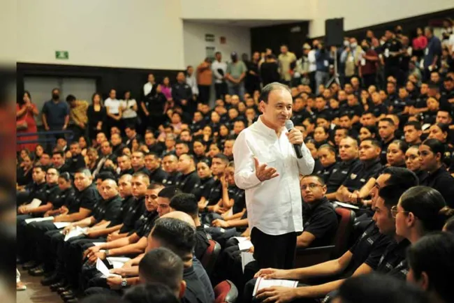 Gradúan 300 cadetes del ISSPE; segunda generación