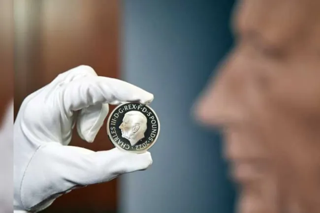 Develan monedas de RU; figura rostro de Carlos III