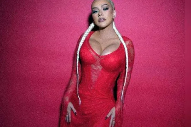 Seduce Christina Aguilera con ajustado vestido rojo de encaje